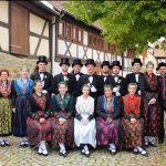 Romantischer Tanz bei Kerzenschein