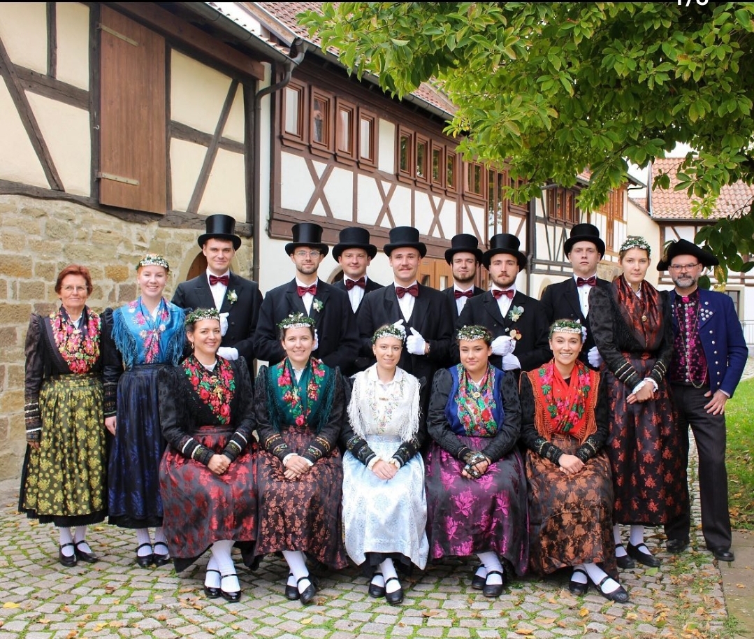 Romantischer Tanz bei Kerzenschein